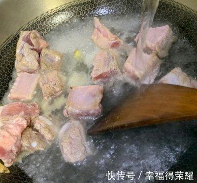 营养|玉米排骨汤,味道鲜美营养丰富,看看你喜欢吃不?