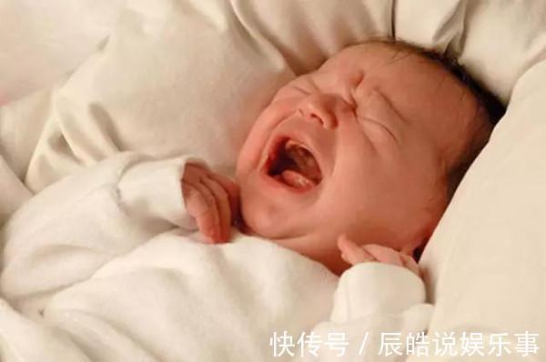 发育|这些征兆说明宝宝要长牙了，爸妈这样帮宝宝长出整齐洁白的牙齿！