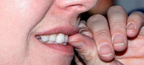 精神紧张|从小爱“咬指甲”不制止,长大后会怎样?3种结局或在等着你