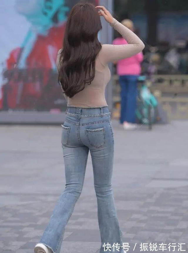 打底裤 精致穿搭的打底裤充满奢华复古气息，显得身材修长迷人，清新舒适