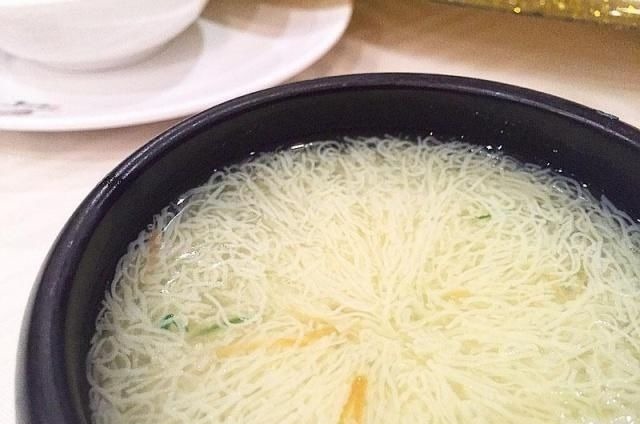 日本厨师炫刀工,将豆腐切成菊花,中国大厨笑道不过是雕虫小技