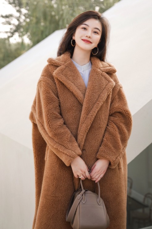 长筒靴|女神博主的穿搭指南,泰迪熊大衣+半身裙高级优雅,气场全开!