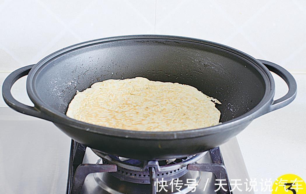 银鱼蛋饼套餐,还有蜂蜜西红柿佐餐,清清爽爽有营养