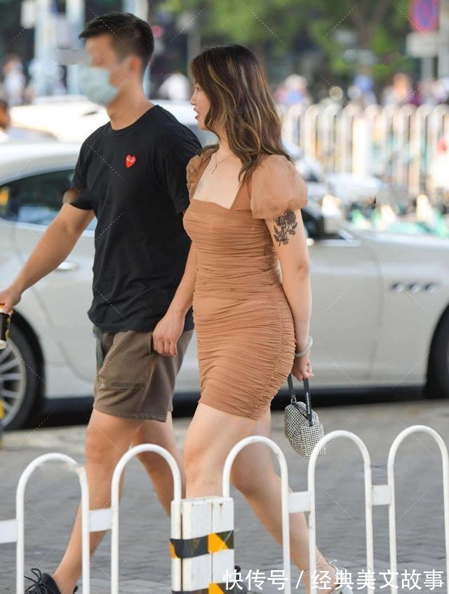 圆领 棕红色连衣裙,宽松袖口装饰仙气十足,褶皱式设计更显独特!