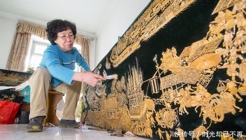 耐心|超耐心大妈,花2年时间作瓜子壳清明上河图!