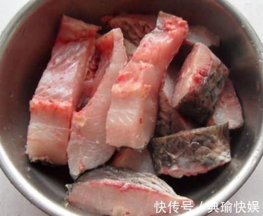 炸鱼块时，裹面粉还是淀粉很多人没用对，难怪吃着不酥脆还吸油