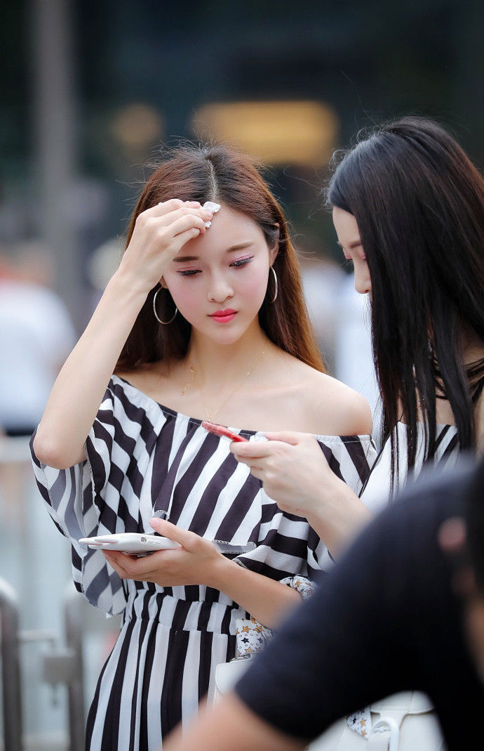 街拍:冰清玉洁清新淡雅的两位姑娘,穿上条纹装好像两位仙子