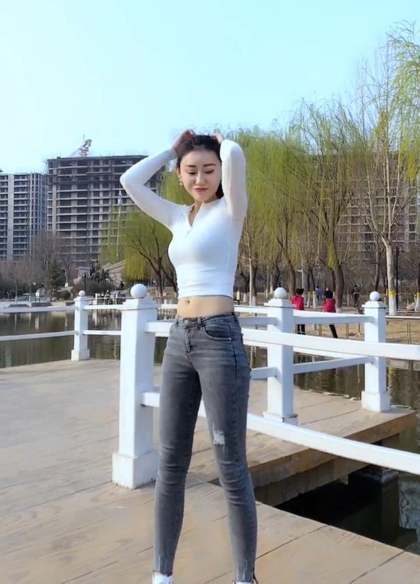 紧身牛仔裤 紧身牛仔裤、小白鞋的搭配，穿出学院风的女神味道!