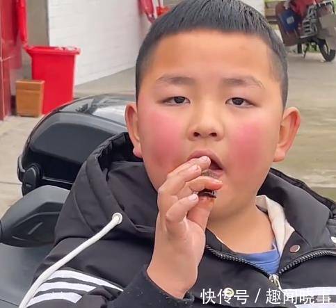 小男孩|来拜年的亲戚竟然是自己老师,小男孩表情亮了:突然吃啥都不香了