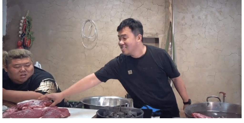 600斤負(fù)擔(dān)太重！胖猴仔做飯昏睡，切蔥都沒力氣，朋友還喊他吃肉