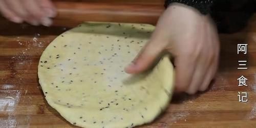 香甜可口|面粉里加4个鸡蛋,教你新做法,我家一周吃3次,上桌就抢光