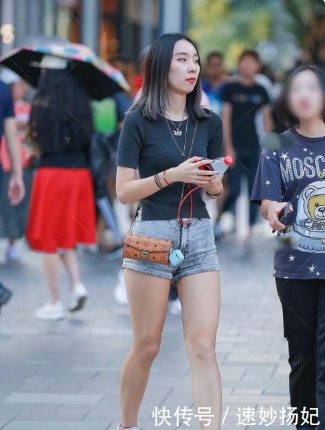 卫衣|浅黑色针织短袖搭配牛仔短裤，青春感不足，更加显瘦