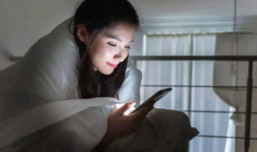 睡眠质量|总是失眠的人,睡前少吃“3物”,多喝“1水”,睡眠自然会感激你