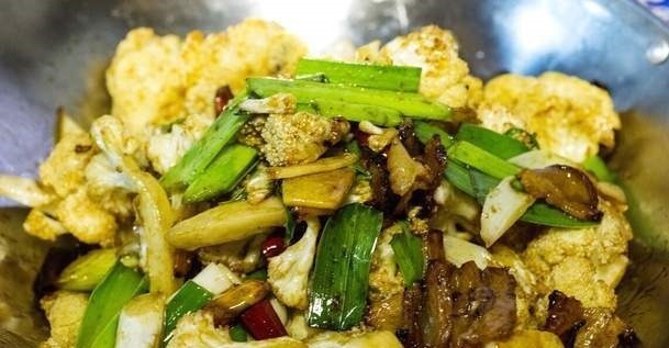 炒花菜前,先过油还是先焯水大厨教你正确做法,花菜又香又入味