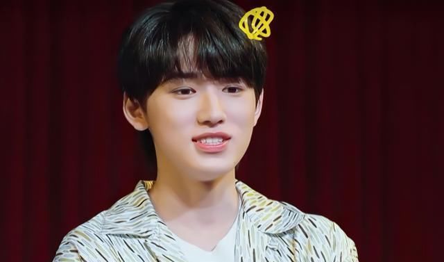 宋亚轩两次说错节目名称,惹导演组直接翻脸,还好刘耀文比较机智