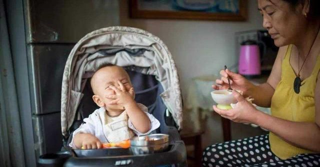 孩子注意力|孩子自主进食前，如何正确喂饭？很多妈妈第一步就做错了