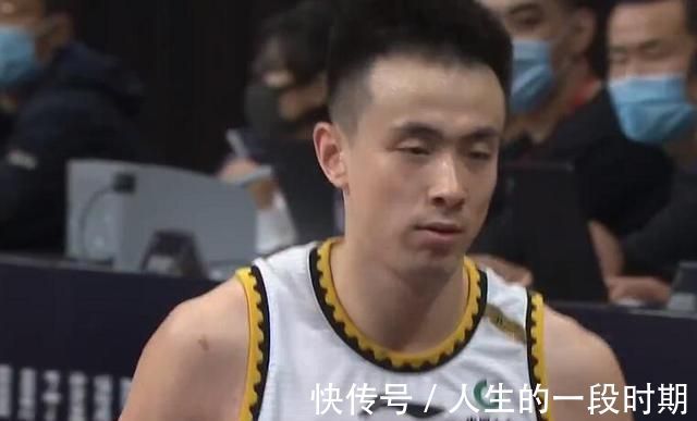 吉林队|真怒了!杨鸣飙脏话怒吼辽篮替补,赵继伟也很生气,怒摔水瓶发泄