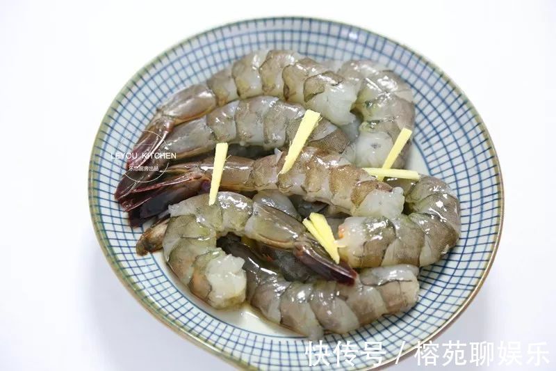 年夜饭,虾的别样做法,香酥鲜美,寓意节节高,不知不觉就吃光了