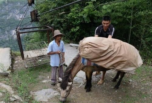 最危险的村庄，进出全靠一条离地480米的索道，网友：不敢看下面