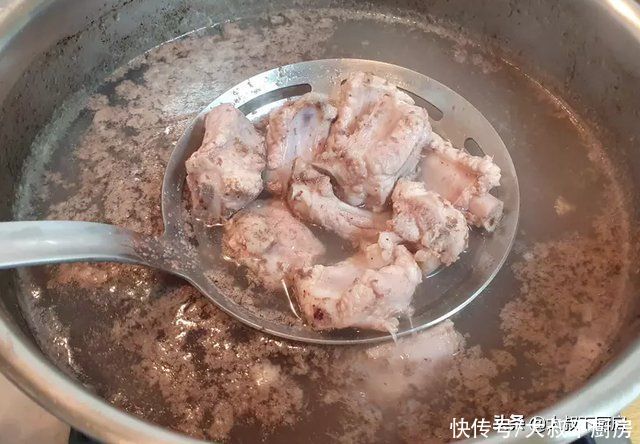 大叔|换个新口味！大叔教你盐焗排骨，外焦里嫩，香气扑鼻，超下饭