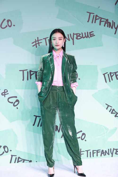 春天穿“绿色”火了，看2种色系，4个配色的百变造型，会穿就美