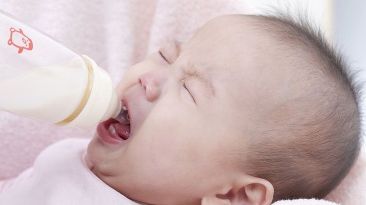 宝宝每次喝奶都剩点，哄着喂完还是倒掉？错误做法易积食