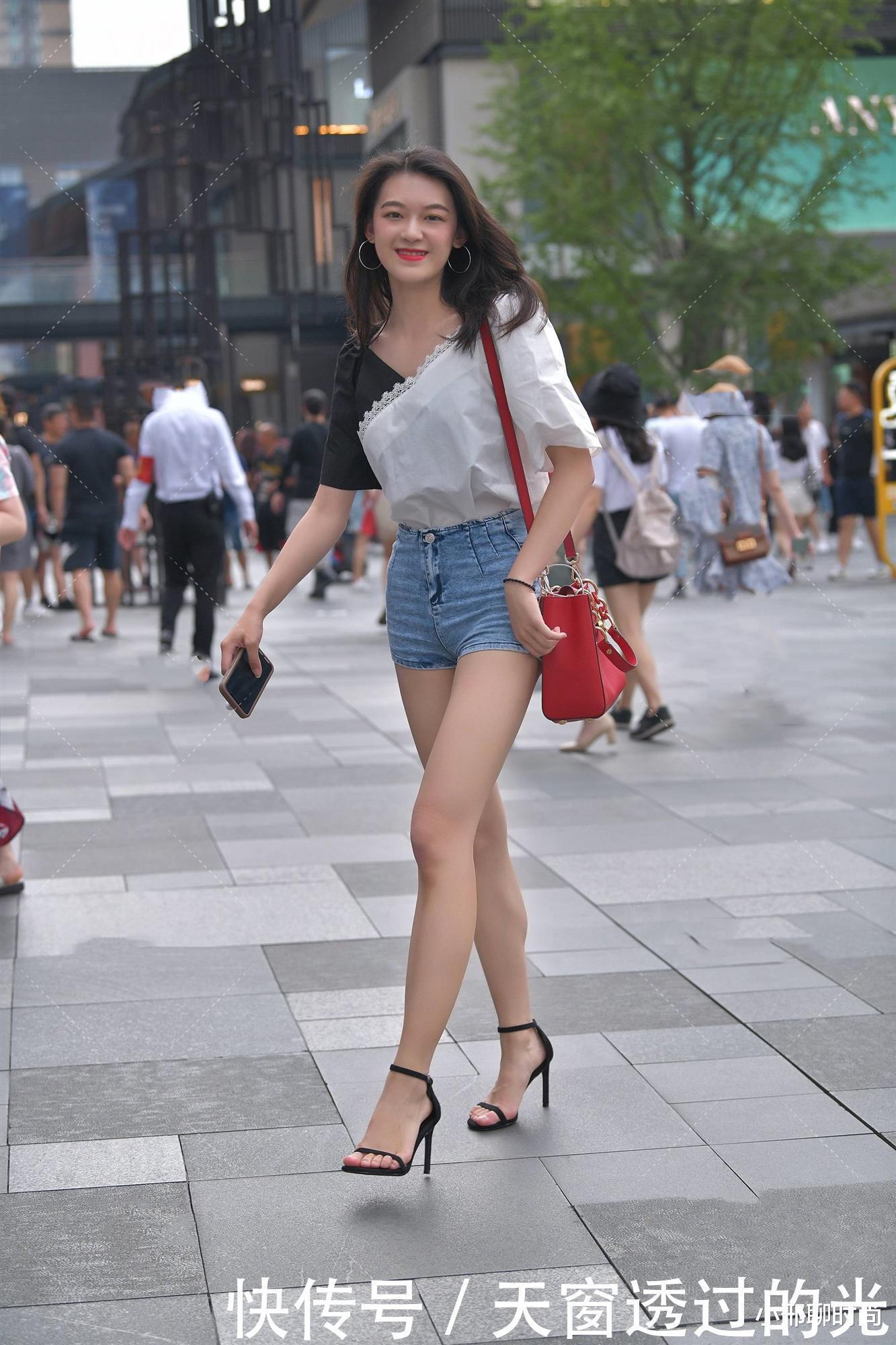 自带“港风”气场的女孩子,黑白雪纺上衣搭配牛仔短裤,彰显魅力非凡