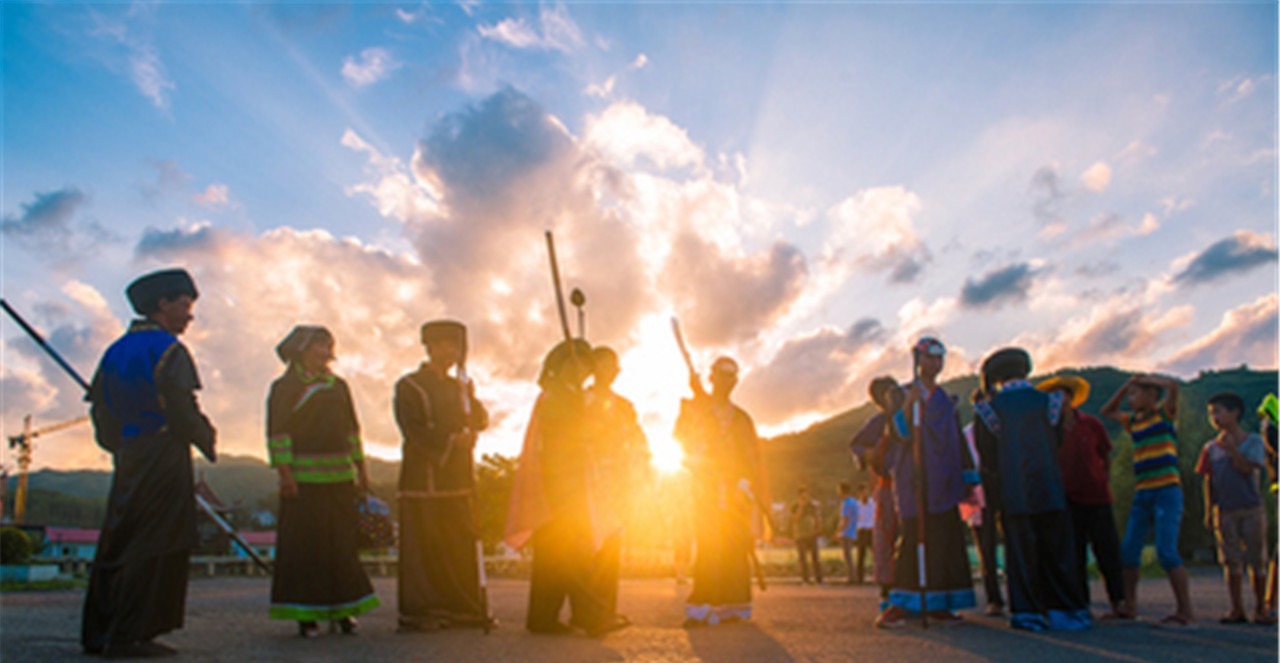 穿西人&56个民族外的特殊民族效忠中国600年,身份证也与众不同!