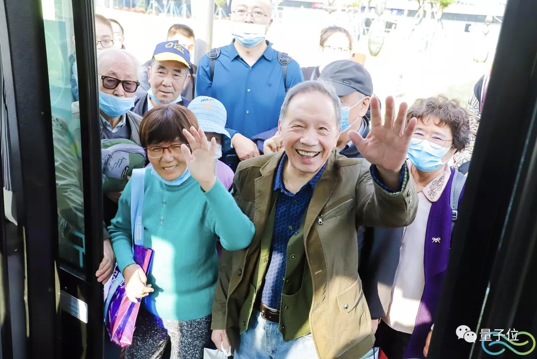 大市场|无锡闹市无人车，大爷大妈抢着坐