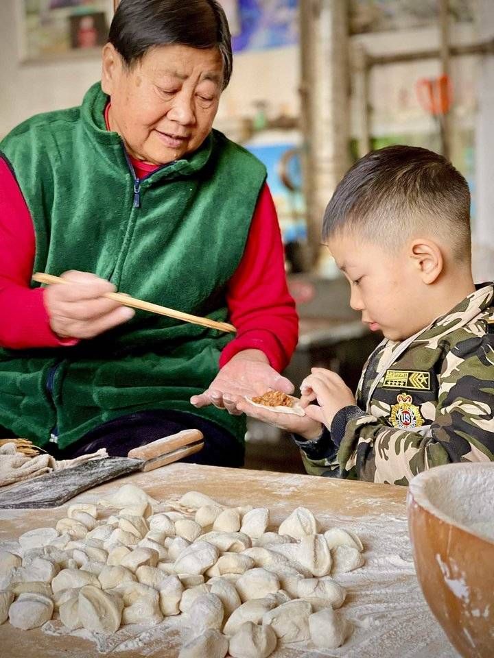 包饺子|团团圆圆过大年，年30，帖对联包饺子，家的味道