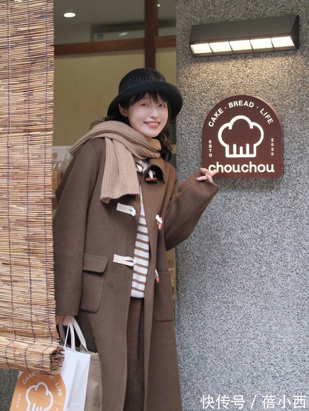 牛角扣|想减龄就试试“牛角扣大衣”,轻松get少女气质,告别单调老气