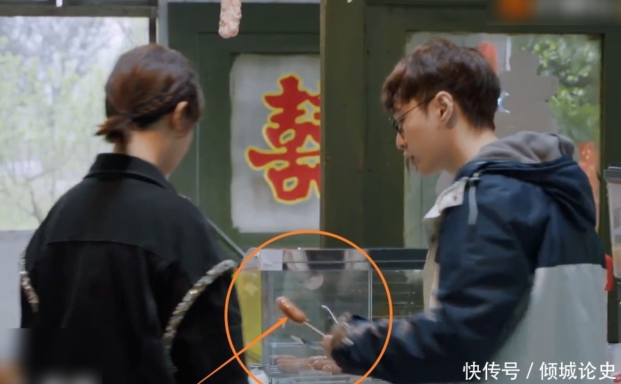 烤肠 杨紫为吃烤肠打“欠条”,本以为她只带走一根,结果让观众看傻眼