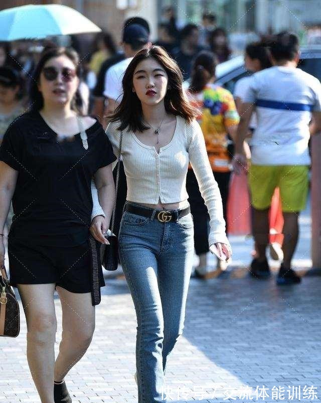 知性 白色圆领上衣搭配蓝色打底裤,知性大方,穿出自己的风格!
