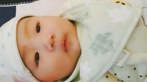 婴儿|婴儿是要经常抱着还是让他自己躺着好,父母要搞明白区别再带孩子