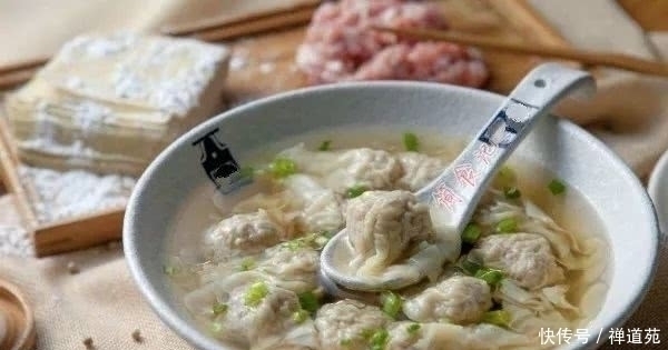 下锅|煮馄饨时,万万不要直接下锅,多加这1步,馄饨鲜嫩多汁,不破皮