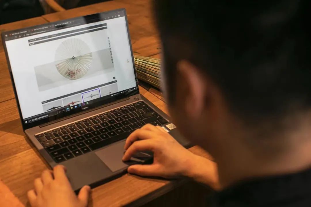 刘伟|一把伞600元，排队半个月才能买到！杭州90后小伙这手绝活太惊艳，火到国外了