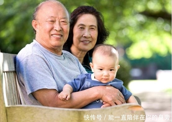 老两口|夫妻一连生了3个孩子,老了才知道疼错了人,孝顺娃从小就有迹象