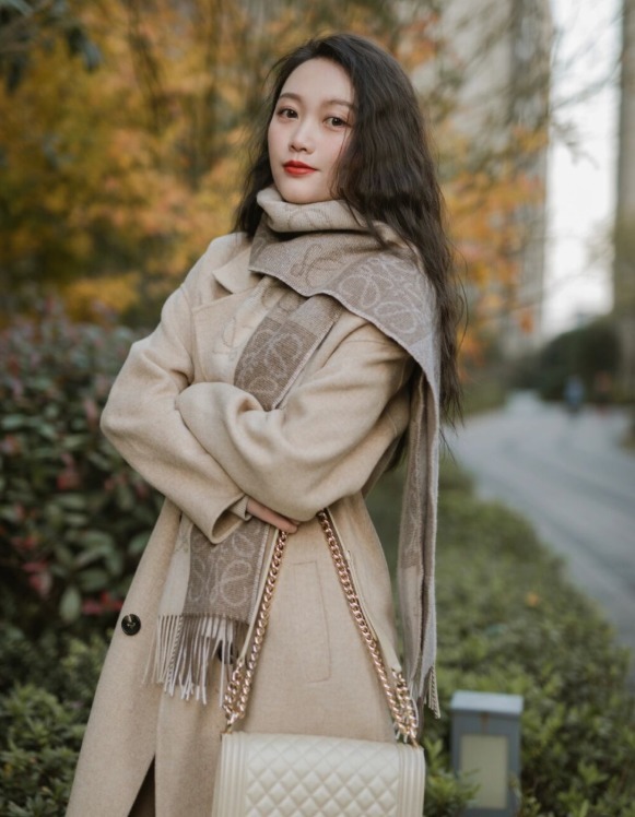 酒红色|大衣穿不出气场?原因不是身高而是搭配,看完这几套搭配你就明白