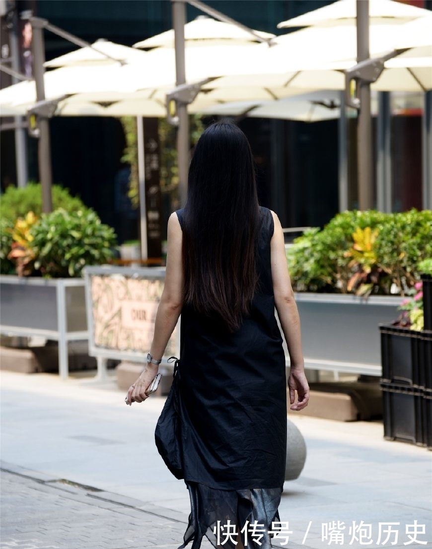 如果穿着黑裙的是你，你会搭配什么样的鞋子出门呢