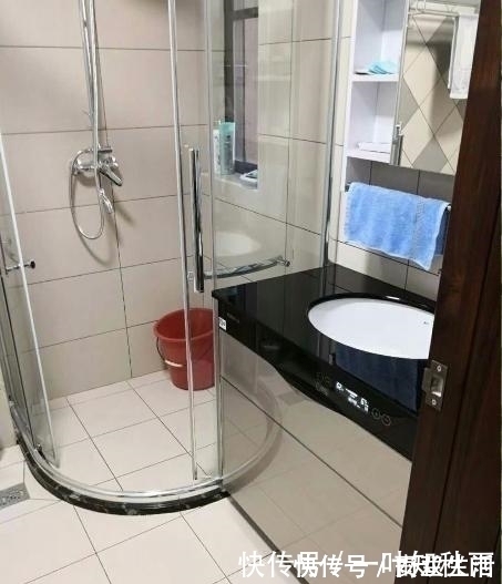 热水器|头一次见卫生间热水器不挂墙上,这样放太聪明了,好看又不占地