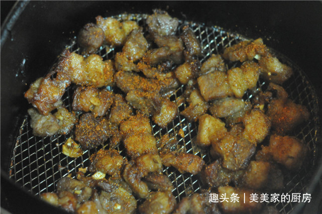 我家五花肉从不红烧，淋一勺酱油，不炒也不炖，一大盘不够吃！