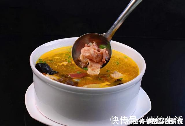 晓峰|炖鸡汤,记住放“1白1黄1红”,炖出的汤汁浓郁不油腻,无腥味