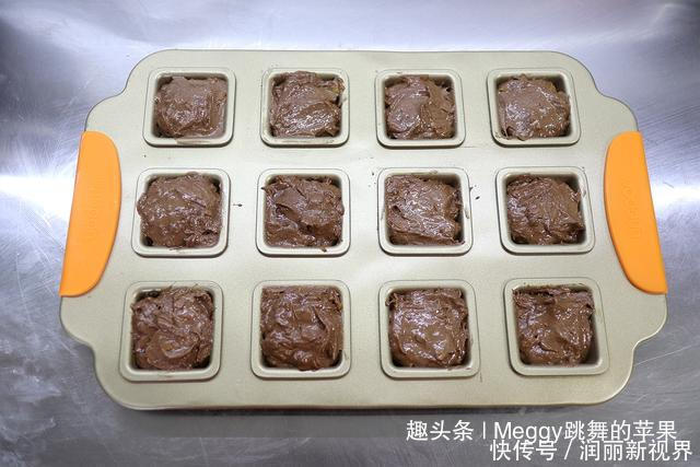 出炉|夏天想吃蛋糕别愁,2个鸡蛋做12个小蛋糕,15分钟出炉,省心快手