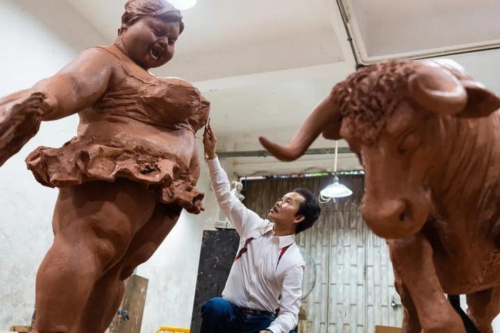 放大|“肥女斗牛”泥稿放大,为西班牙而作