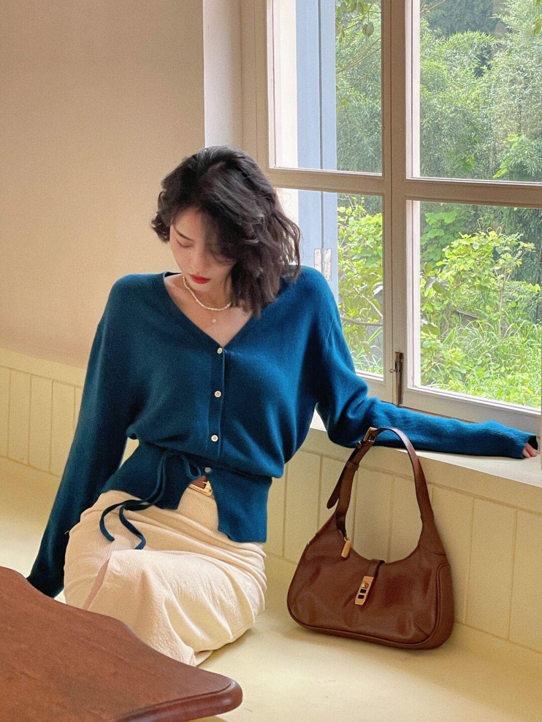 高跟鞋 秋天不一定要穿黑白灰,蓝色v领针织+半身裙,上身照样好看!