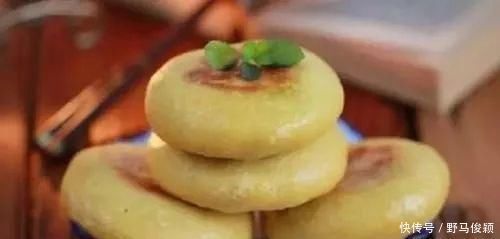 1碗玉米面,2个鸡蛋,不用揉面不用蒸,出锅后蓬松喧软吃不够