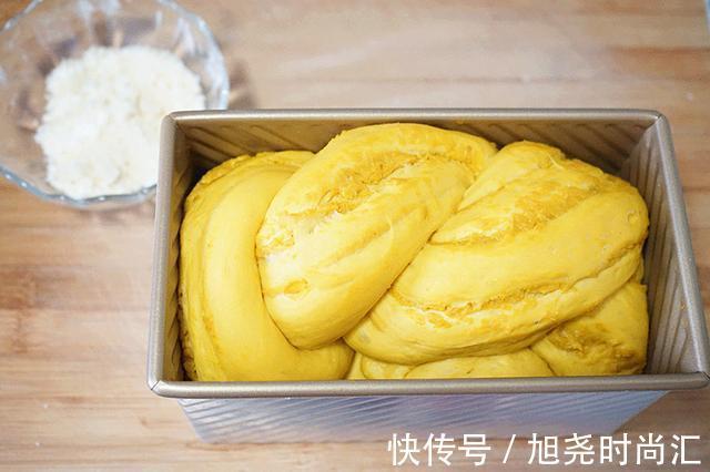 吐司|贝贝南瓜香甜软糯，做成吐司馅料好吃到爆，这食谱已被千人收藏了