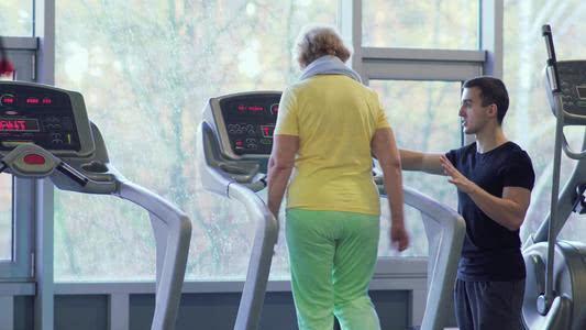 遗传史|长期吸烟身体却安然无恙的人,多半有4个共同点,你符合几点