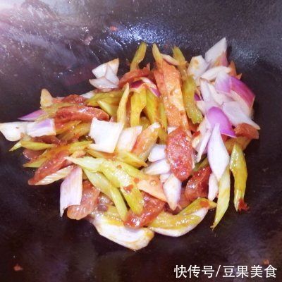 红椒|暖冬这道香辣下饭菜——芹菜炒腊肠，暖胃暖身又暖心