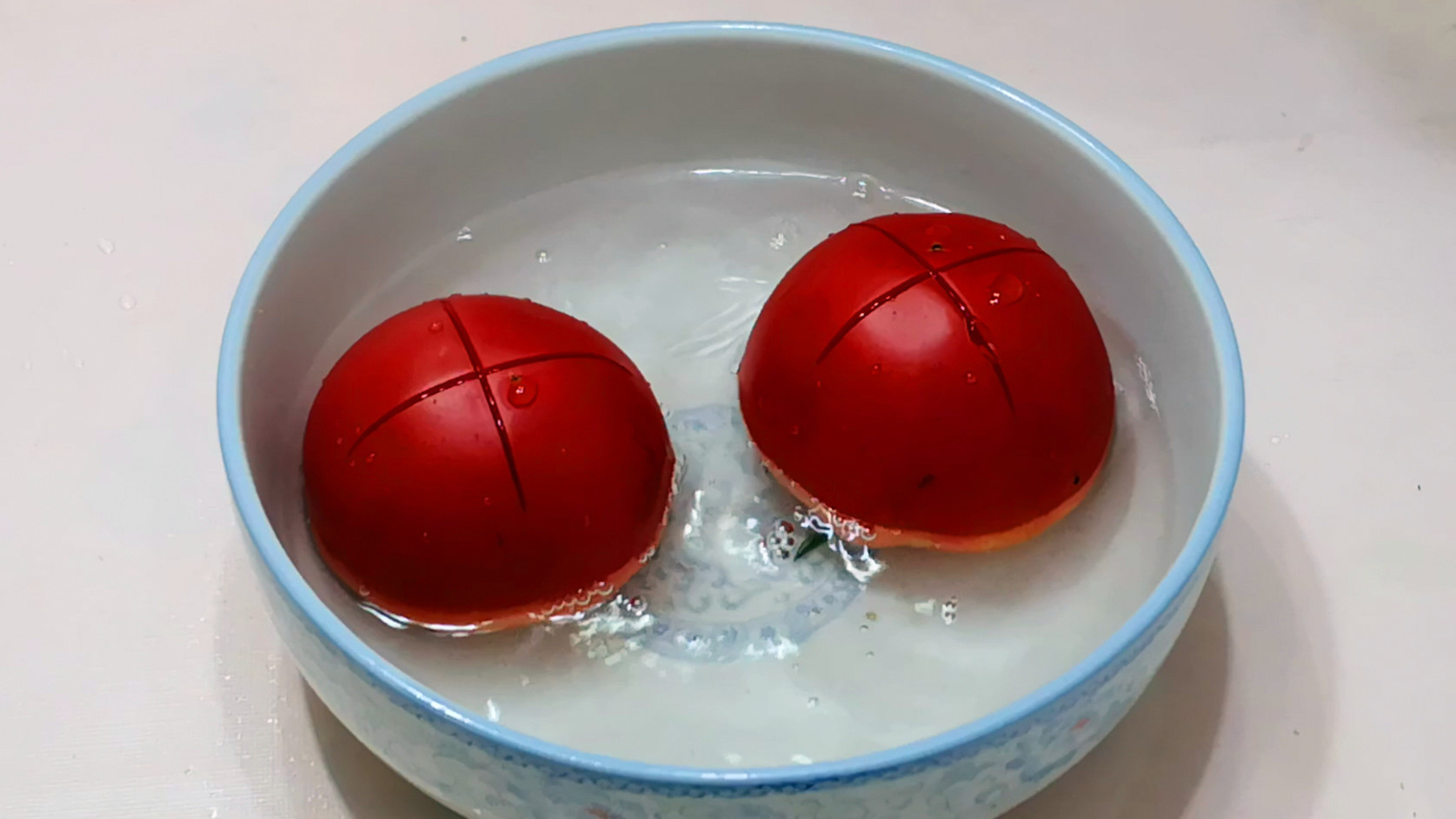 土豆和西红柿一起做,实在太好吃了,我家隔三差五吃,比吃肉还香